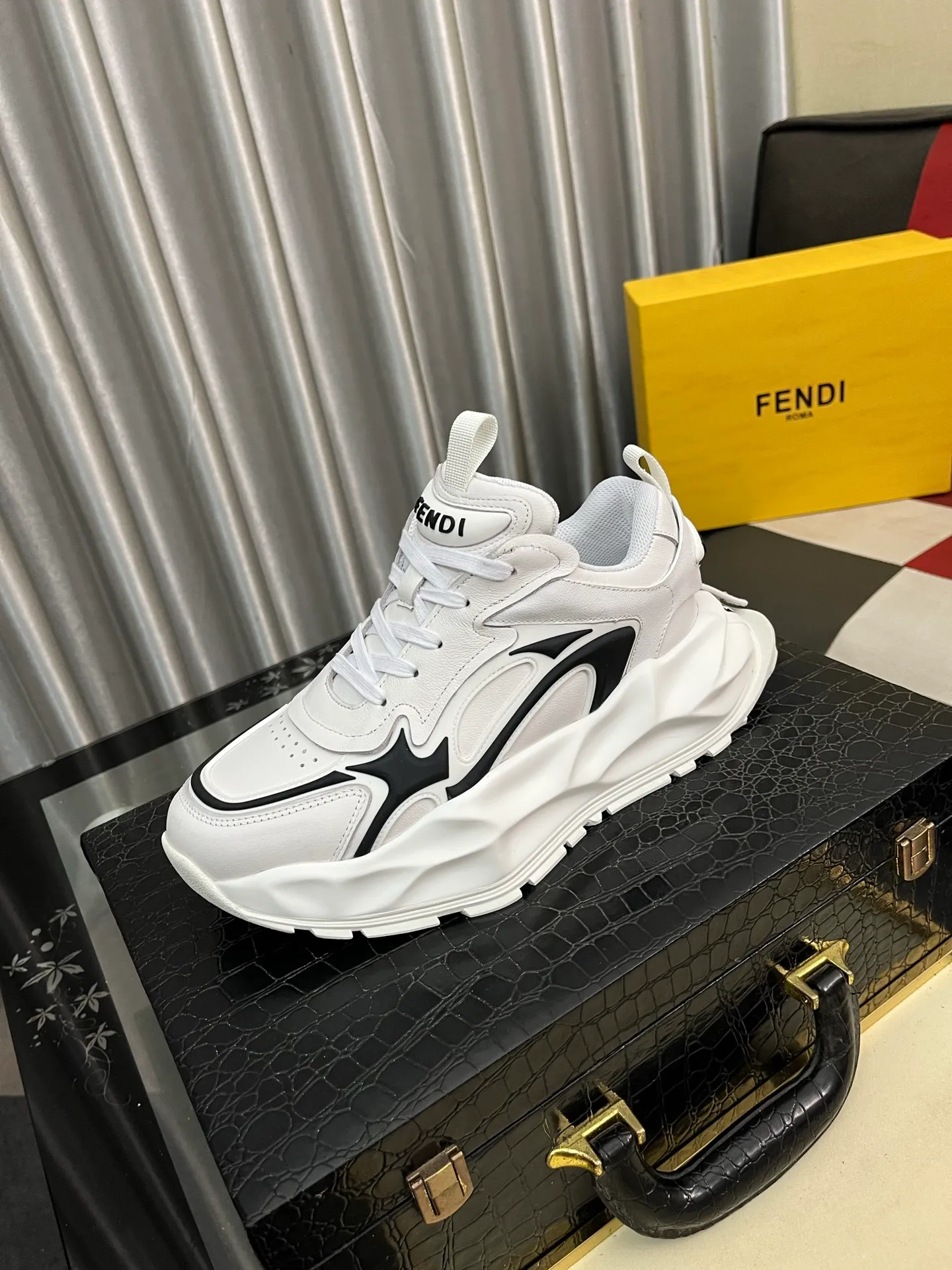 Men's Men's Shoes💰580⌚️⌚️[fendi] Fendi's classic and comfortable men's, this complex sneaker is made of soft calfskin➕genuine leather lining➕original ultra-light rubber material with rough outsole. This unique light style is suitable for the casual and refined sensibility of this season. It is comfortable and natural on the feet. It is an everyday style for casual travel in autumn and winter! 38-446️⃣colors available